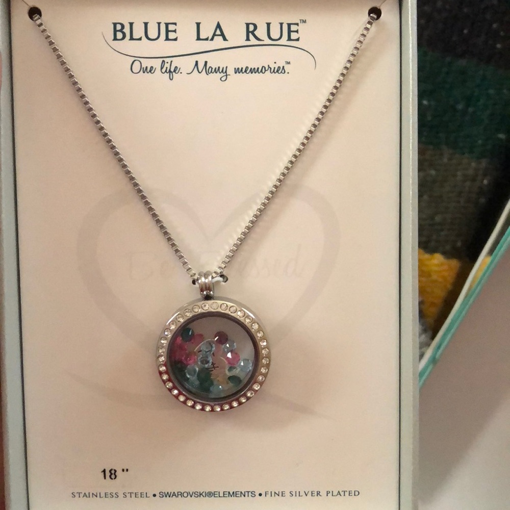 SWAROVSKI ELEMENTS NECKLACE WITH HEART INSIDE